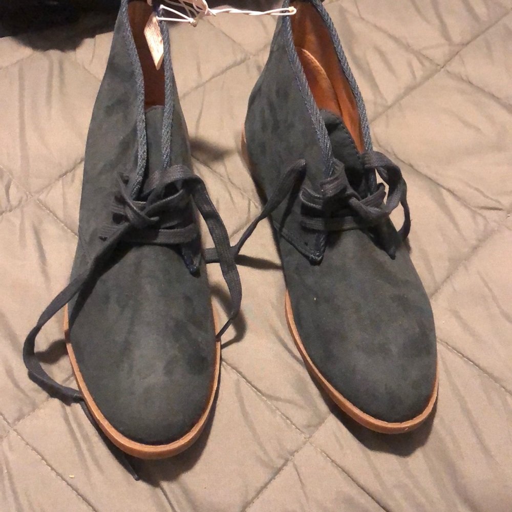 Blue low boot